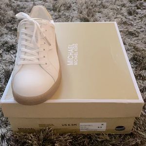 Lace up white leather sneakers